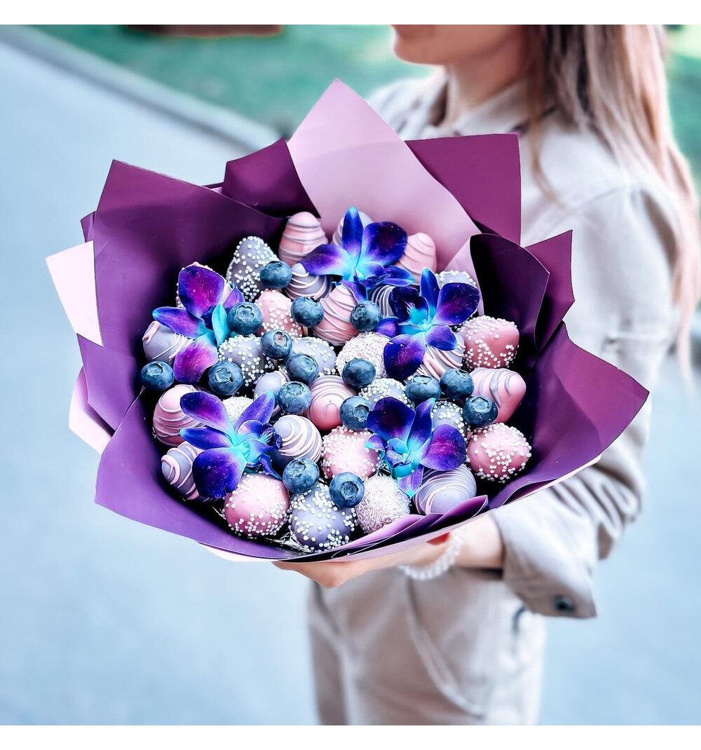 Букет из клубники и орхидей космос