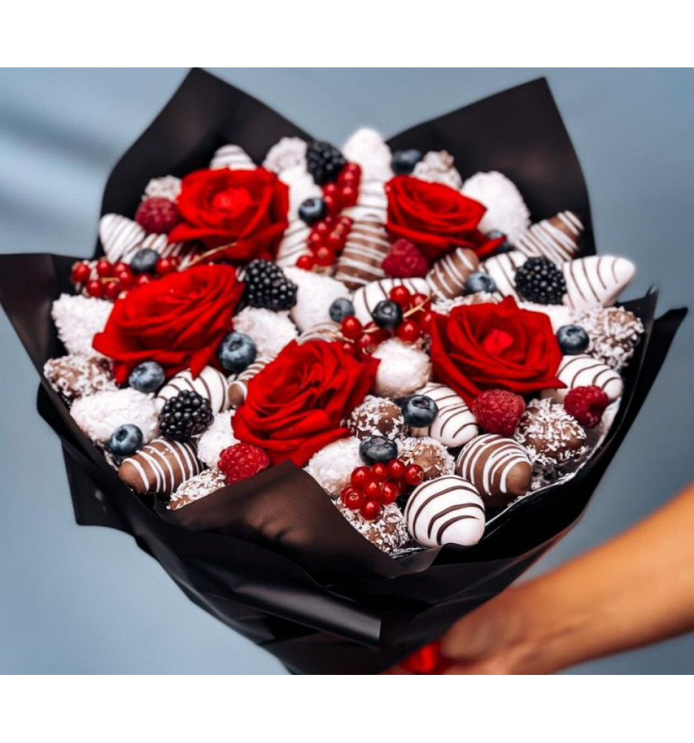 Стильный букет с клубникой